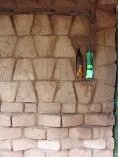 Casa Zen : Appareillage des adobes avec les bouteilles en verre
